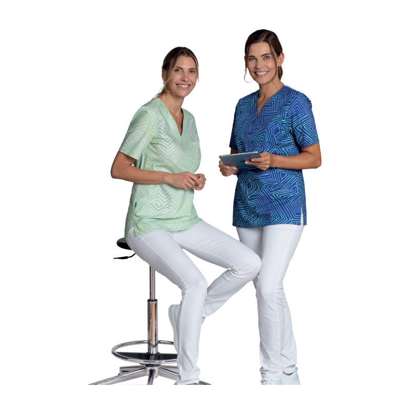 Zwei Frauen tragen gemusterte Leiber Damenkasacks in Mint und Blau mit weißen Hosen, ideal als medizinische Berufsbekleidung für Pflege und Praxis.