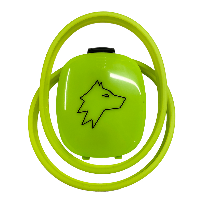 Neon-gelbe Hundepfeife von Wolf Protection mit Wolfskopf-Logo und passendem Umhängeband, ideal für Hundetraining und Rückruf