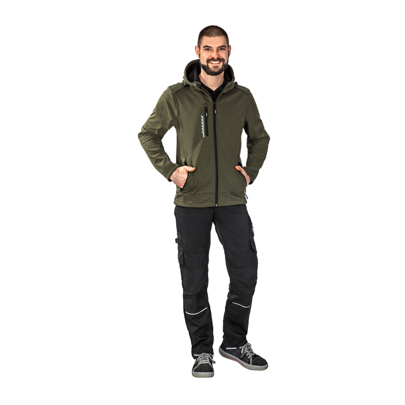 Mann trägt die Planam Hawk Softshelljacke mit schwarzen Reflexbiesen, Kapuze und Reißverschlusstaschen in Oliv.