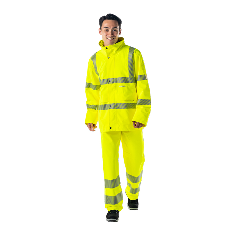 Model trägt einen Planam Warnschutz-Regenanzug in Neon-Gelb mit Jacke, Hose und umlaufenden Reflexstreifen für hohe Sichtbarkeit bei der Arbeit