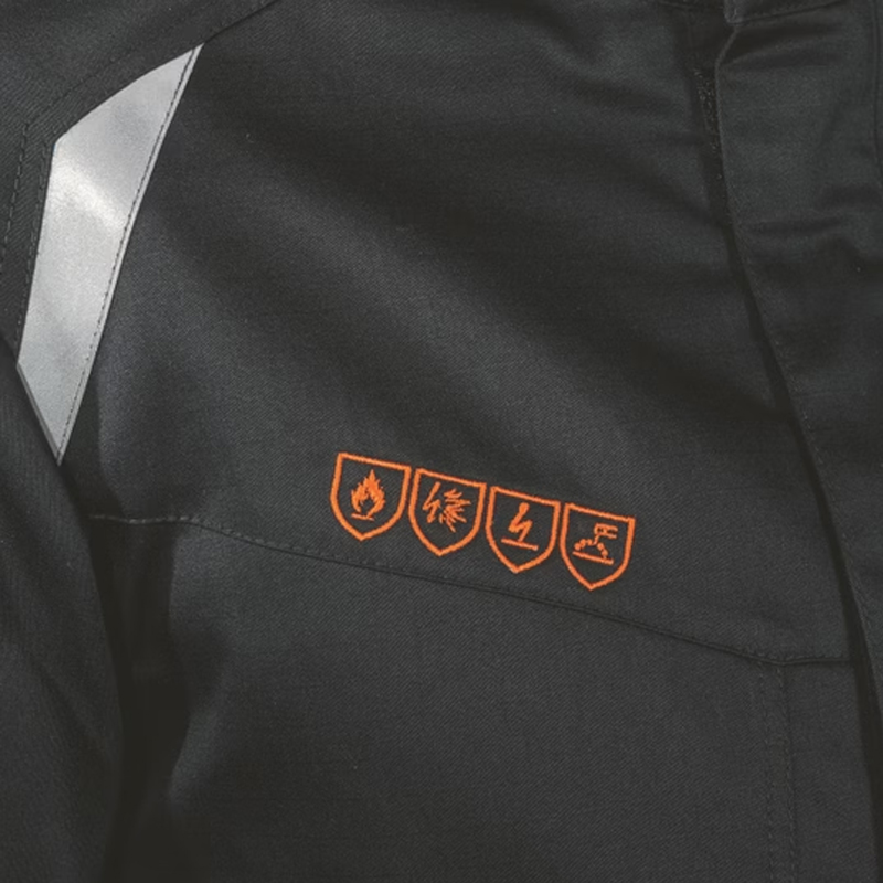 Detailaufnahme einer schwarzen Uvex Schutzjacke mit orangefarbenen Piktogrammen für Schutzfunktionen und reflektierendem Einsatz an der Schulter