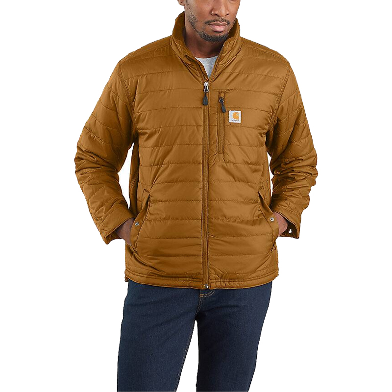Herren trägt Carhartt 102208 Gilliam Jacke als gefütterte Steppjacke in Braun mit Logo auf der Brust, Relaxed Fit