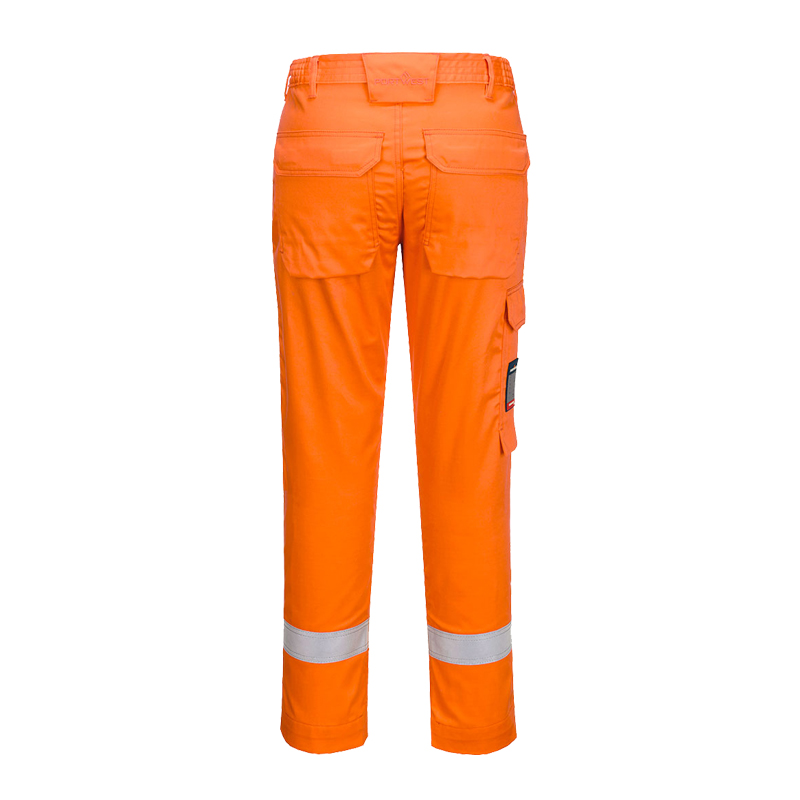 Rückansicht einer orangefarbenen PortWest Warnschutzhose mit Reflexstreifen und praktischen Taschen für Arbeit und Baustelle