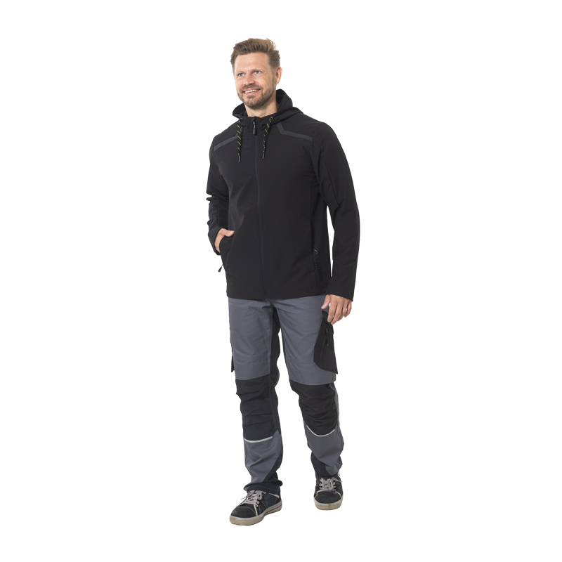 Model trägt die Planam Zirro Jacke aus 4-Wege-Stretch in Schwarz, flexible Herren-Arbeitsjacke mit Kapuze und Reißverschluss