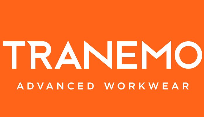 Markenlogo von Tranemo Advanced Workwear in Weiß auf orangem Hintergrund