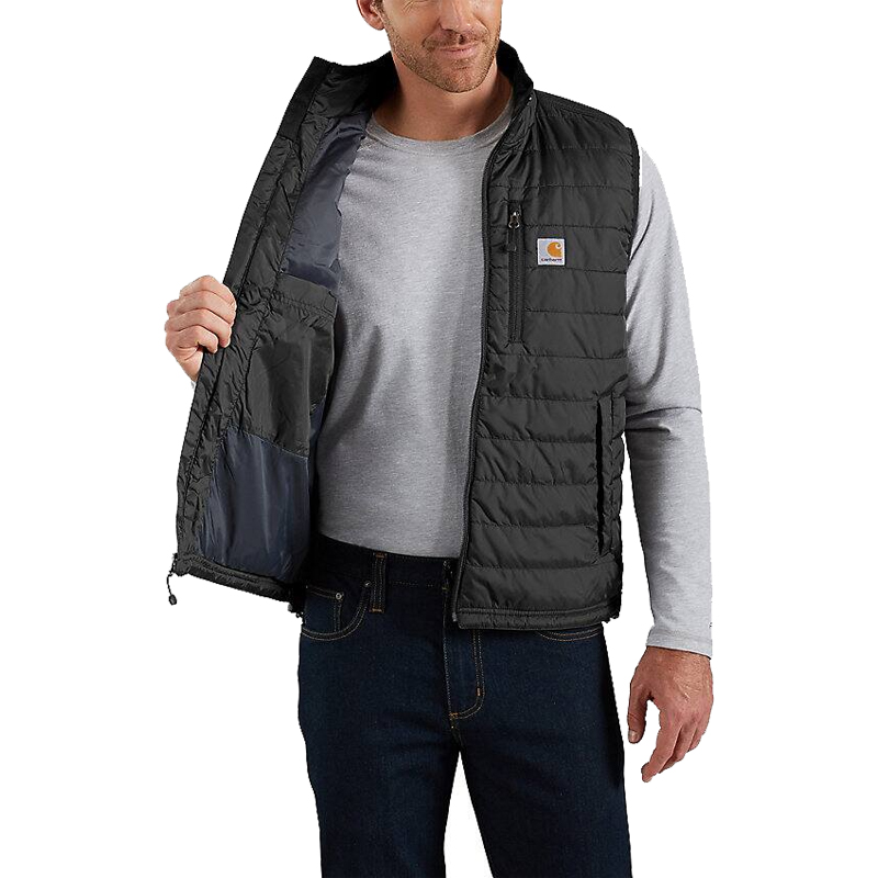 Herren trägt die schwarze Carhartt 102286 Gilliam Stepp Weste aus leichtem Gewebe im Relaxed Fit, geöffnet mit sichtbarer Innentasche