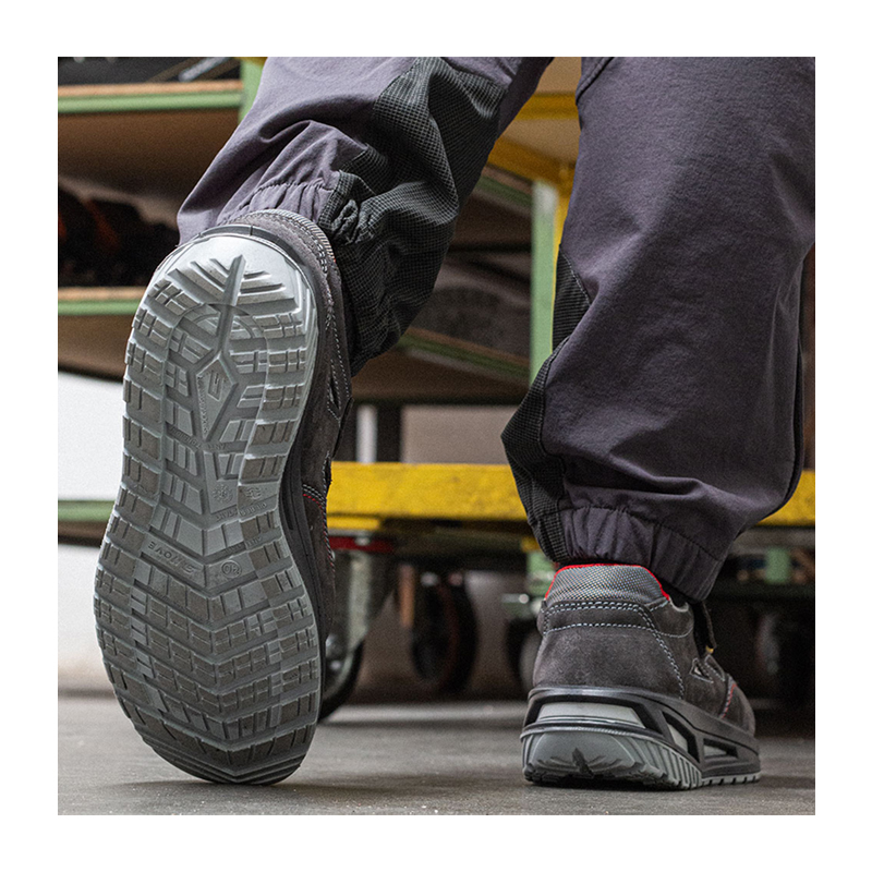 Arbeiter trägt Giasco 3Move ESD Lima Evo Sicherheitssandale S1PL, ergonomisch und metallfrei, mit rutschhemmender 3MOVE-Sohle in industrieller Umgebung