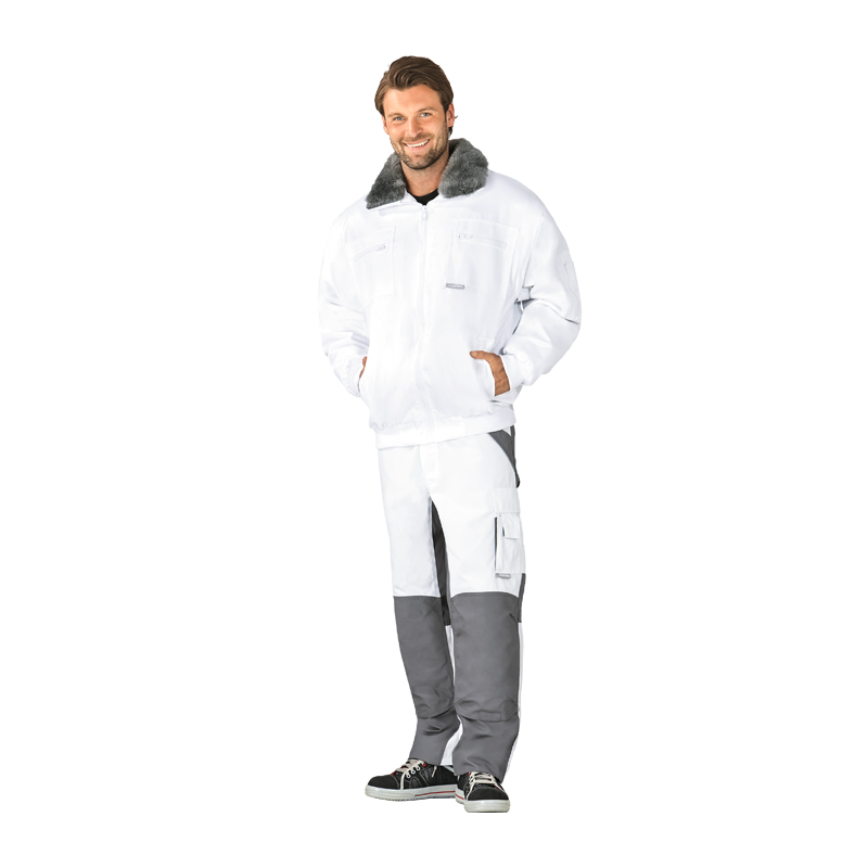 Model trägt die Planam Gletscher Comfort Jacke 3 in 1 nach EN 342 in Weiß mit grauem Kragen als warme Winter-Arbeitsjacke