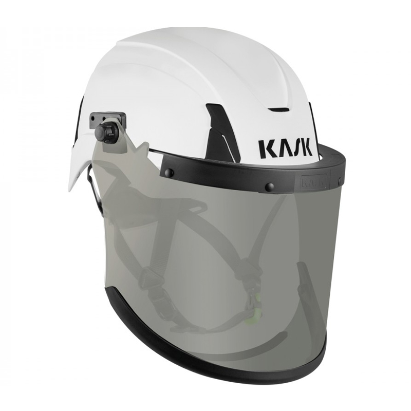 Weißer Kask Schutzhelm mit montiertem, transparent getöntem Gesichtsschutzvisier für Forst- und Industrieeinsätze