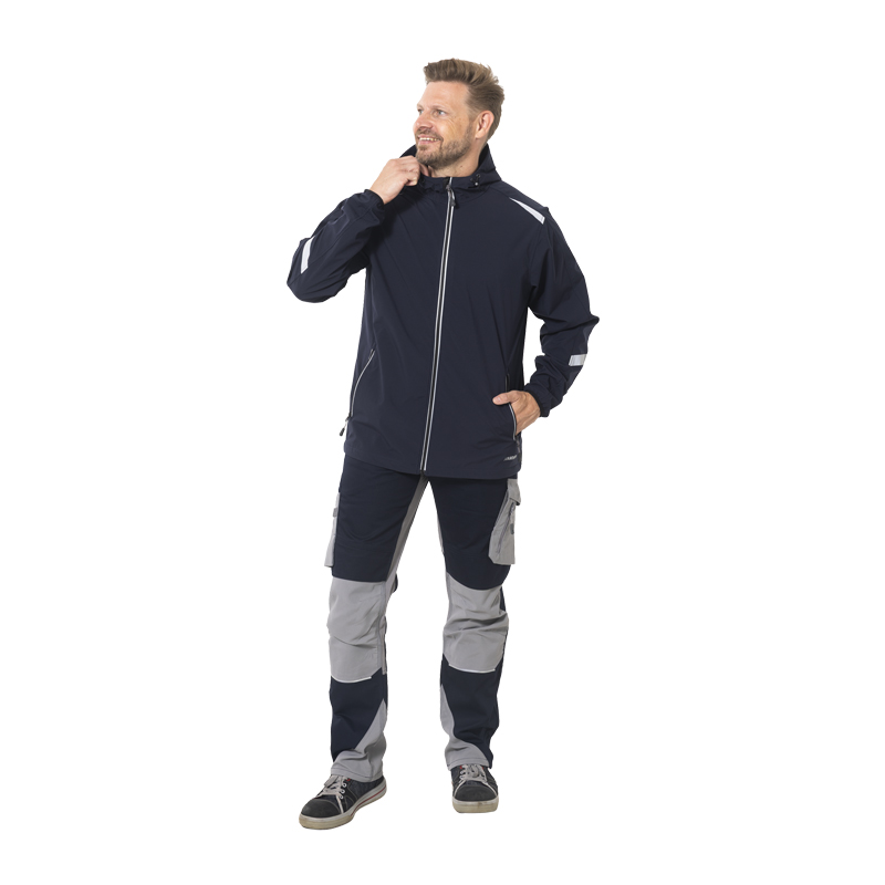 Mann trägt die leichte Planam Strato Jacke mit Kapuze und Reflex in Dunkelblau, funktionale Arbeitsjacke mit Reißverschluss und Reflexdetails