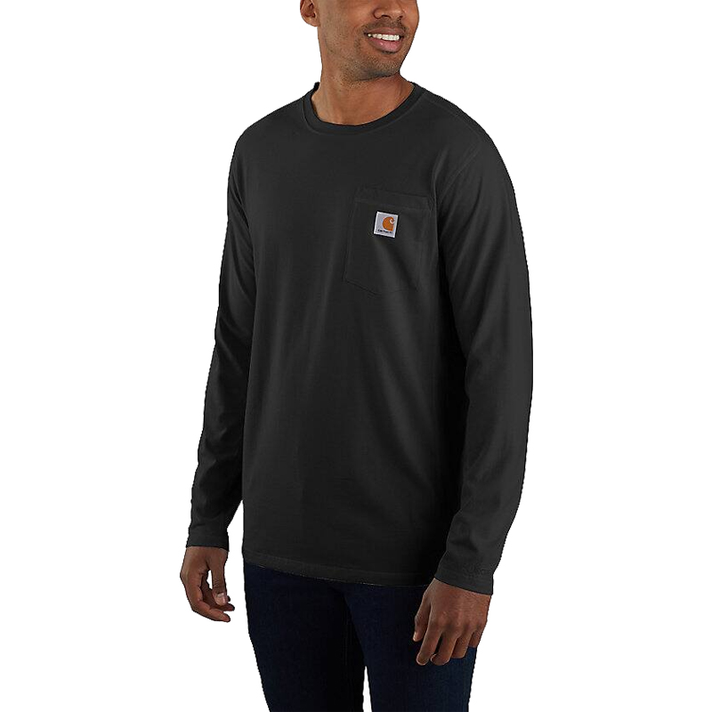Herren trägt Carhartt 106656 Dearborn Langarm T-Shirt in Schwarz mit Brusttasche und Relaxed Fit