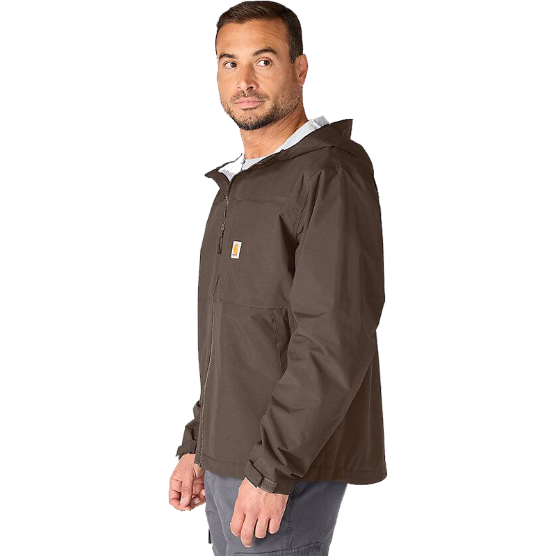 Herrenmodell trägt die Carhartt 105751 Monterey leichte Wetterschutz-Jacke mit Kapuze, wasserdicht, in Braun