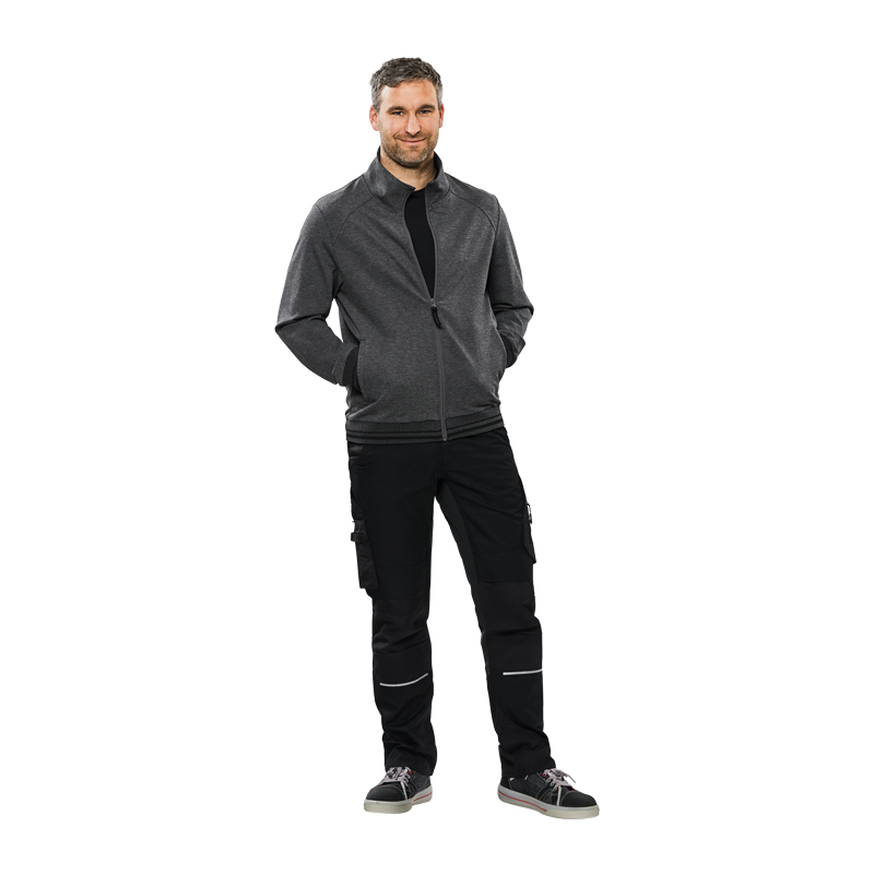 Mann trägt die Planam Outdoor Match Jacke mit Strickbündchen in Grau, funktionale Herrenjacke mit Reißverschluss