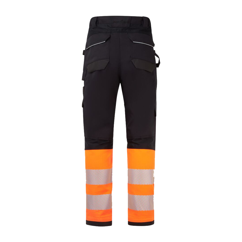 Rückansicht einer schwarzen Warnschutz-Arbeitshose mit orangefarbenen Beinabschlüssen, Reflexstreifen und praktischen Taschen