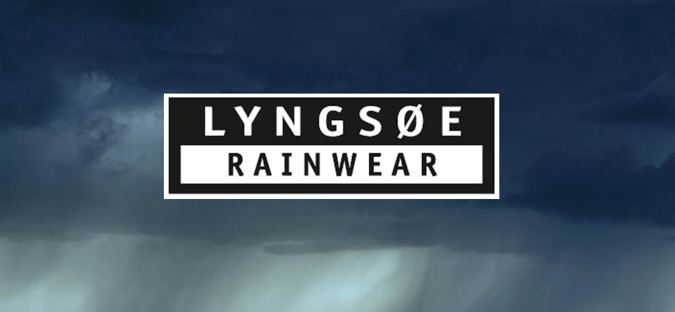 Markenlogo LYNGSØE Rainwear auf Hintergrund mit dunklen Regenwolken als Motiv für Regenbekleidung