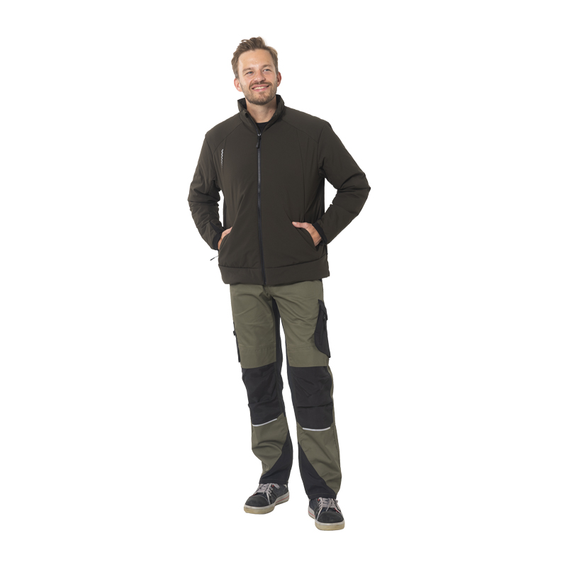 Mann trägt die soft wattierte Planam Hygge Jacke in Dunkelbraun, frontal gezeigt mit Stehkragen und Reißverschluss