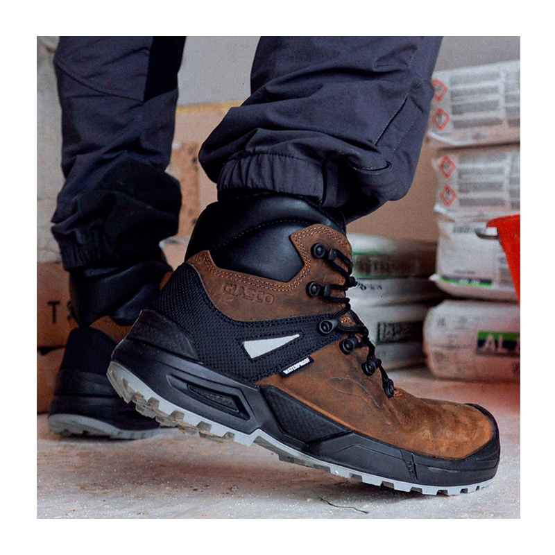 Giasco 3Ultra Titanium S7S Sicherheitsstiefel extra robust, knöchelhoch aus geöltem Hydroteck®-Nubukleder mit wasserdichter Windtex®-Membran und robuster Profilsohle im Arbeitseinsatz