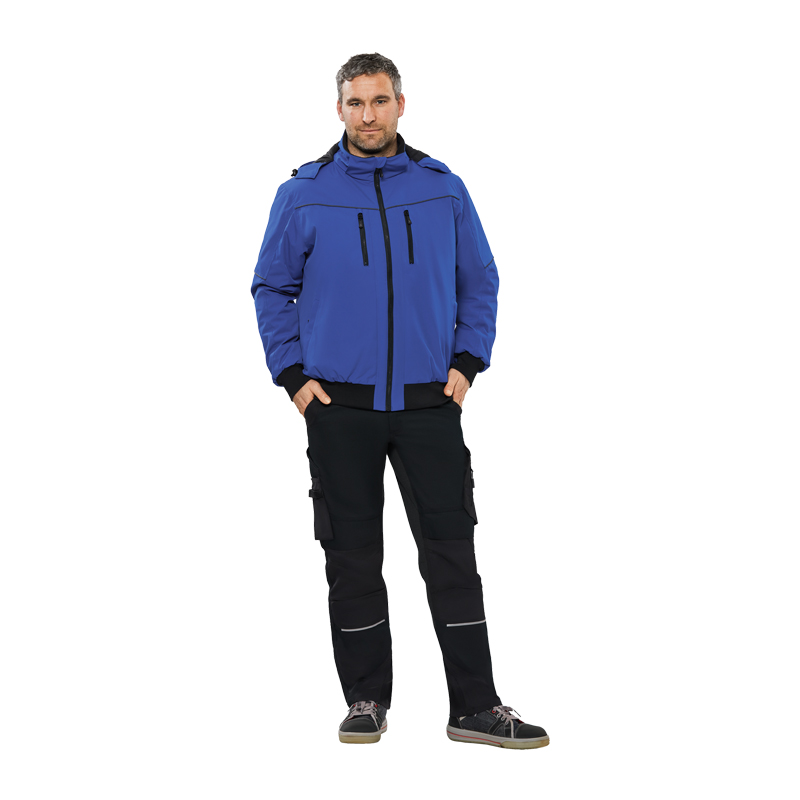 Mann trägt das Planam Plane Blouson gefüttert mit Kapuze in Blau, eine warme Arbeitsjacke mit Frontreißverschluss und Brusttaschen