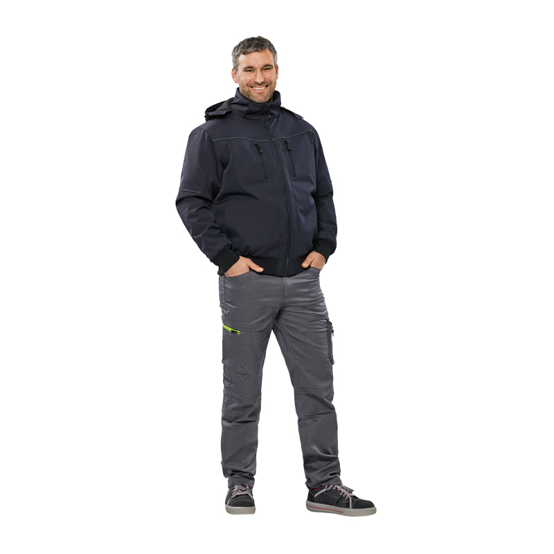 Mann trägt den Planam Plane Blouson gefüttert mit Kapuze, dunkelblaue Herren-Arbeitsjacke im Frontblick
