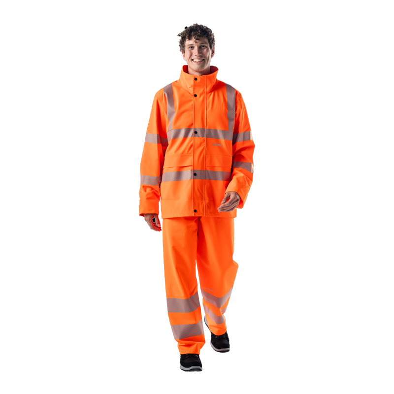 Model trägt Planam Warnschutz-Regenbekleidung in Neonorange mit Jacke und Hose sowie umlaufenden Reflexstreifen für hohe Sichtbarkeit