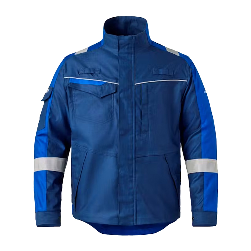 Blaue Arbeitsjacke mit Stehkragen, verdecktem Reißverschluss, Brusttaschen und Reflexstreifen an Ärmeln und Schultern