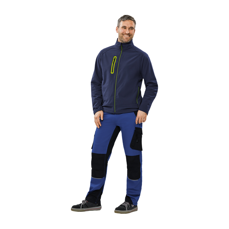 Mann trägt die Planam Flash Jacke mit Stretch und Teddyfutter in Marineblau mit grünen Kontrastdetails als funktionale Arbeitsjacke