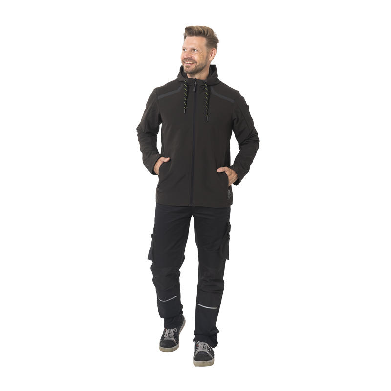 Herrenmodell trägt die schwarze Planam Zirro Jacke aus 4-Wege-Stretch mit Kapuze als flexible, moderne Arbeitsjacke