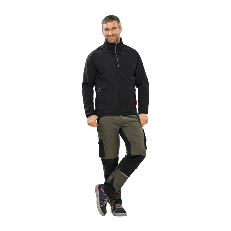 Model trägt die Planam Strike Jacke mit Stepp und Reflexbiesen in Schwarz, frontale Ansicht vor hellem Hintergrund