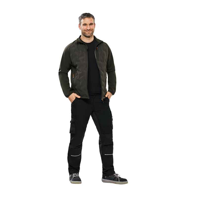 Mann trägt die Planam Strike Jacke mit Stepp und Reflexbiesen in Oliv-Schwarz, moderne Arbeitsjacke mit Reißverschluss und sportlicher Passform