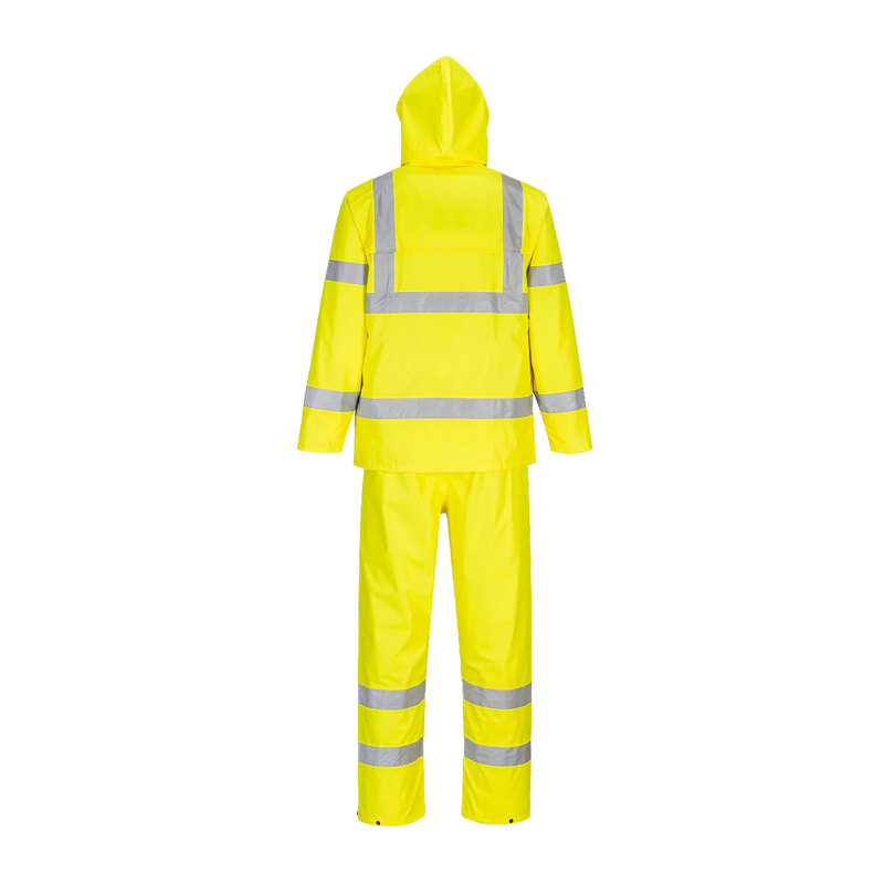 Rückansicht eines gelben PortWest Warnschutz-Regenanzugs mit Kapuze und Reflexstreifen, bestehend aus Jacke und Hose