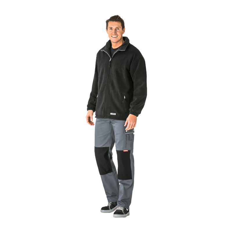 Mann trägt die Planam Stream Fleece Jacke mit Stretch in Schwarz, funktionale Herren-Fleecejacke mit Reißverschluss
