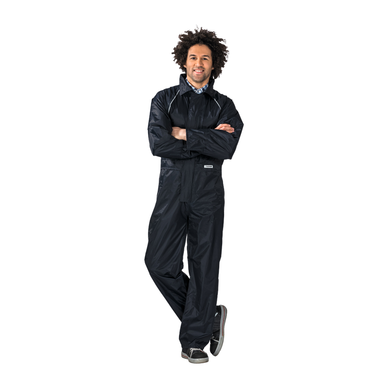 Model trägt den Planam Outdoor Aqua Regenoverall wasserdicht in Dunkelblau, ein PU-beschichteter Overall mit Ganzkörper-Regenschutz für nasse Einsätze.