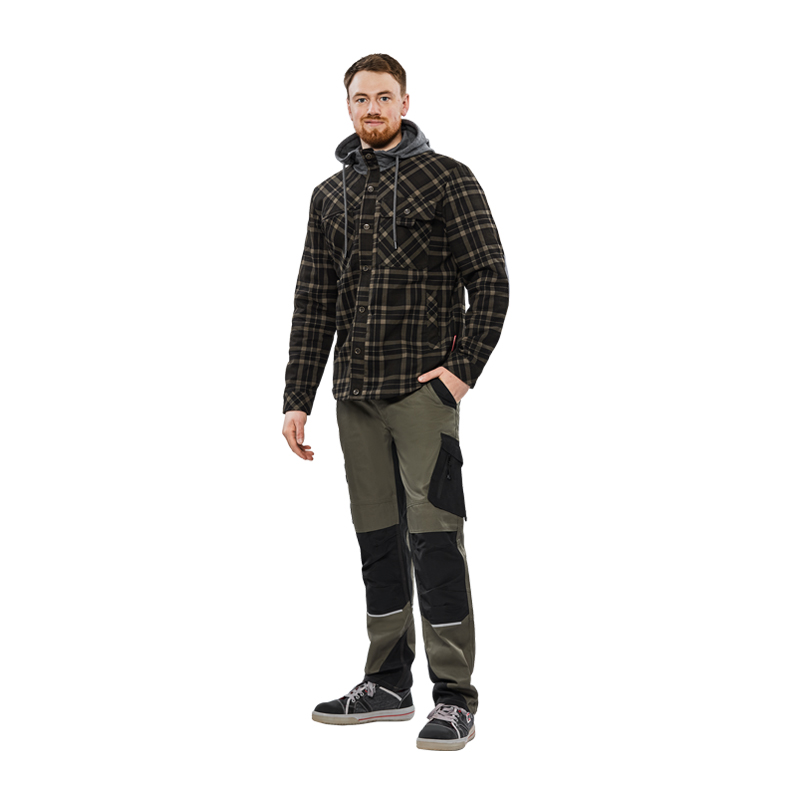 Mann trägt das Planam Outdoor Thermohemd mit Teddyfutter in karierter Optik als warmes Herrenhemd für Outdoor und Freizeit