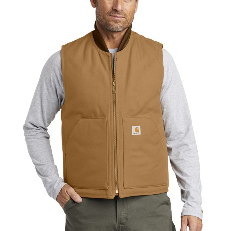 Frontansicht eines Models mit Carhartt 106676 V01 Iconic Thermo Weste aus festem Duck Material in Braun mit Reißverschluss und Fronttaschen