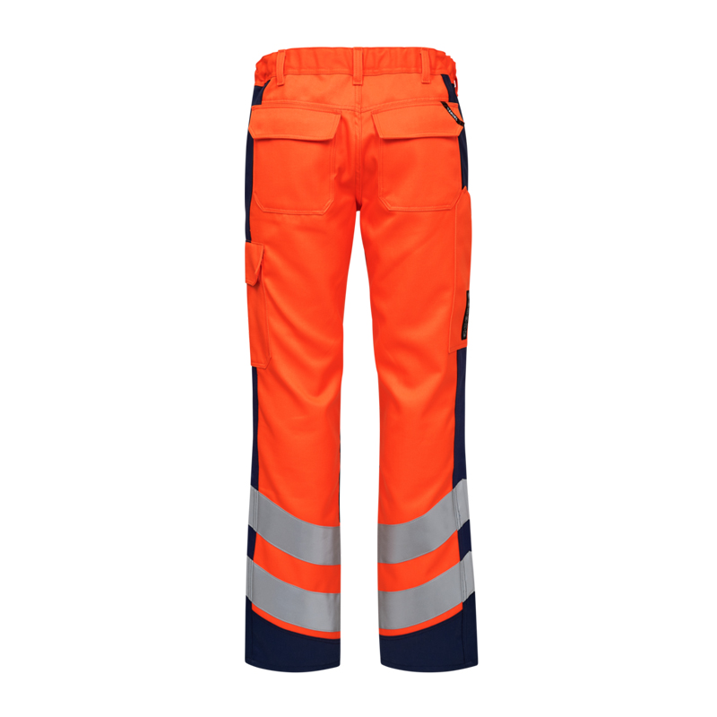 Rückansicht einer orangefarbenen Engel Warnschutzhose mit dunklen Kontrasteinsätzen, Gesäß- und Beintaschen sowie breiten Reflexstreifen am Beinabschluss