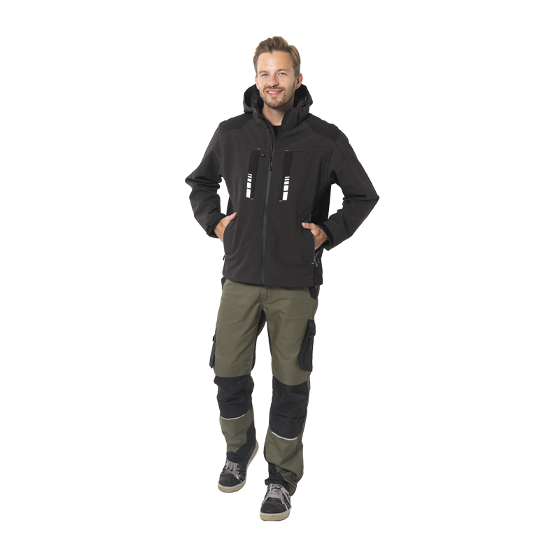 Mann trägt die schwarze Planam Moto Softshelljacke mit Kapuze als funktionale Herren-Arbeitsjacke in Frontansicht