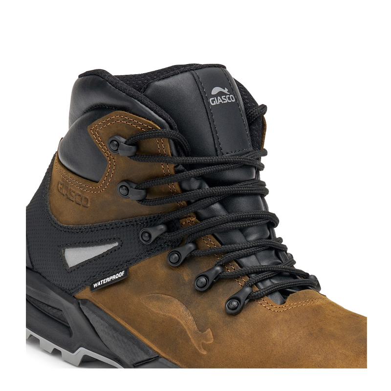 Detailansicht des Giasco 3Ultra Titanium Sicherheitsstiefels S7S: knöchelhoher, extra robuster, wasserdichter Arbeitsstiefel aus braun-schwarzem Nubukleder mit Schnürung und griffiger Sohle