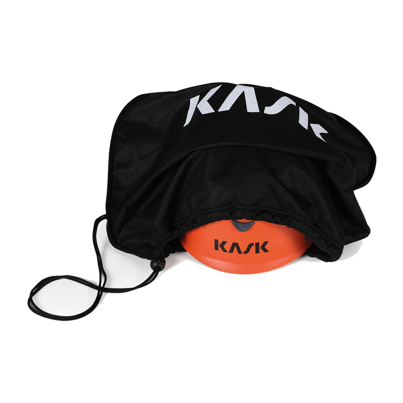 Schwarzer Kask Helmbeutel mit Kordelzug, über einen orangefarbenen Kask Helm gezogen, als Schutz- und Aufbewahrungsbeutel