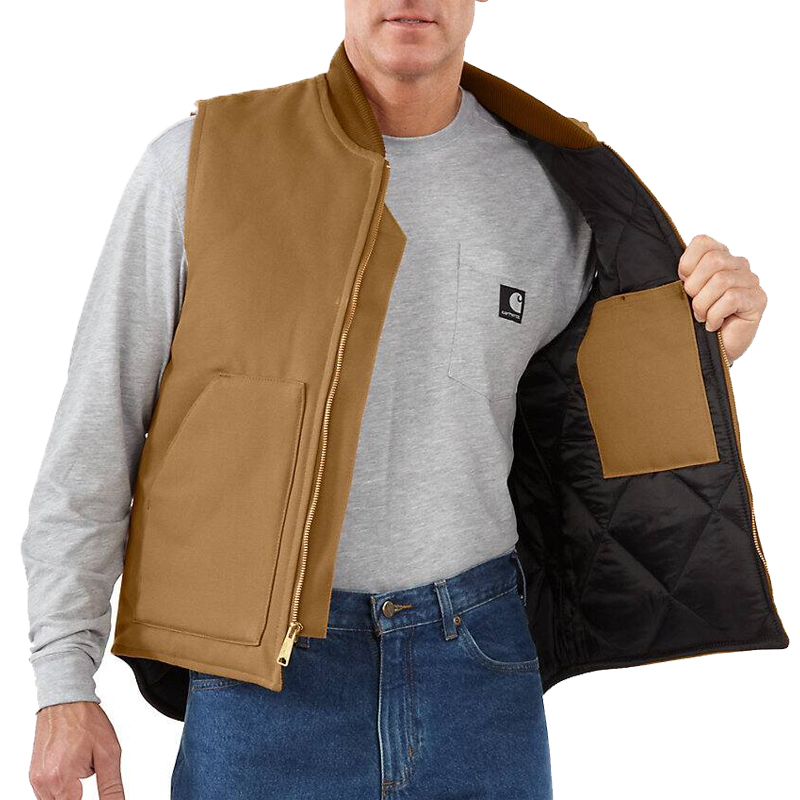 Herren trägt die Carhartt 106676 V01 Iconic Thermo Weste aus festem Duck Material in Braun, geöffnet mit sichtbarem Steppfutter und Innentasche
