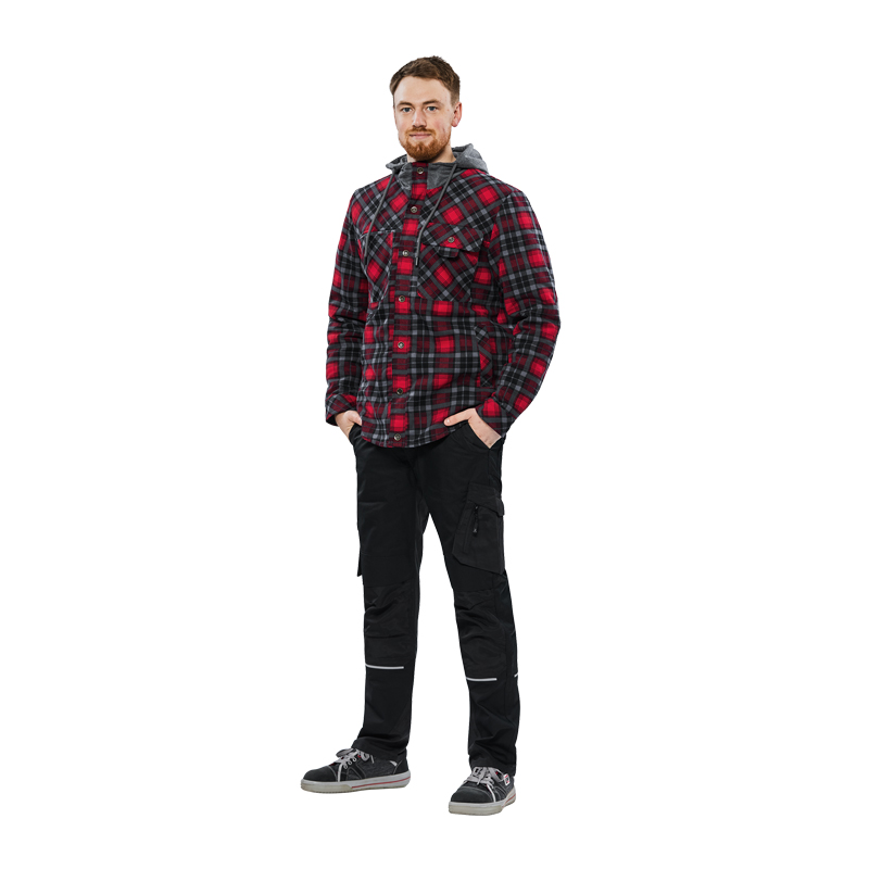 Mann trägt das Planam Outdoor Thermohemd mit Teddyfutter in rot-schwarz kariert, warmes Outdoor-Hemd für kühle Tage
