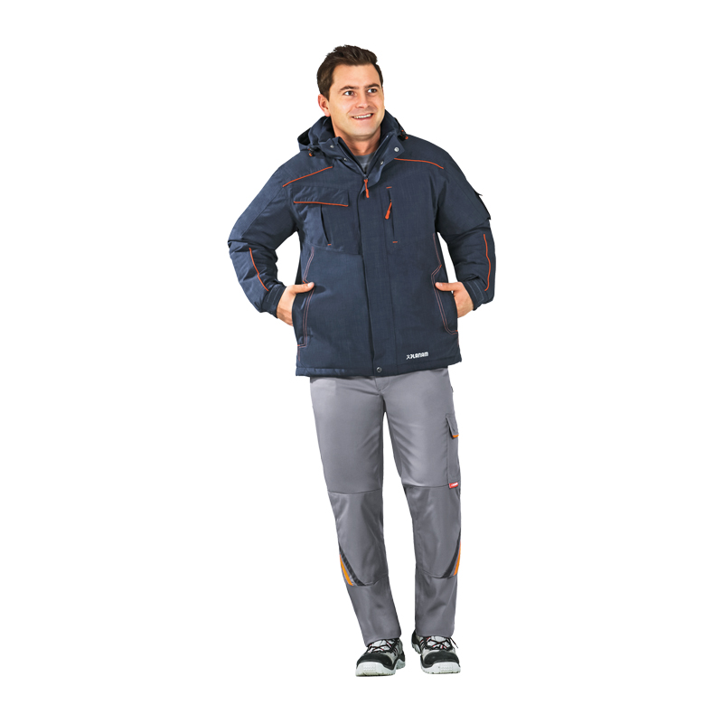 Modell trägt die Planam Neon Jacke Wetterschutz mit Neon Applikationen in Dunkelblau, funktionale Arbeitsjacke mit Kapuze und Kontrastdetails