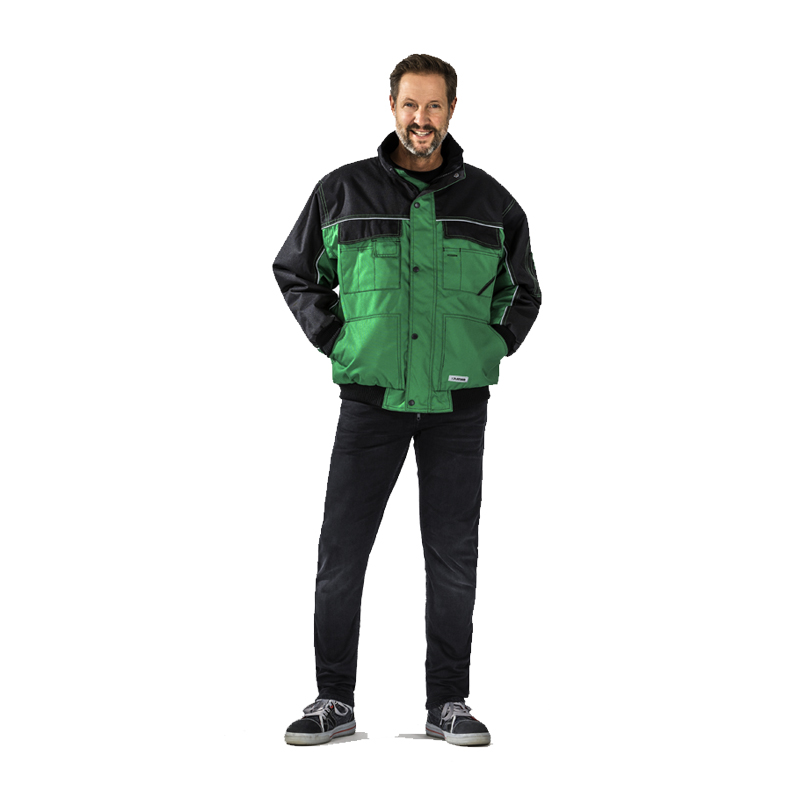 Model trägt den Planam Dust Blouson Wetterschutz mit Reflexbiesen von Planam in Grün und Schwarz, eine robuste Arbeitsjacke mit hohem Kragen und praktischen Taschen.