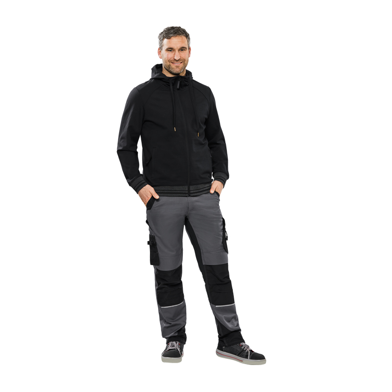 Mann trägt die Planam Outdoor Match Kapuzenjacke mit Strickbündchen in Schwarz, mit Kapuze und Reißverschluss, frontal vor weißem Hintergrund