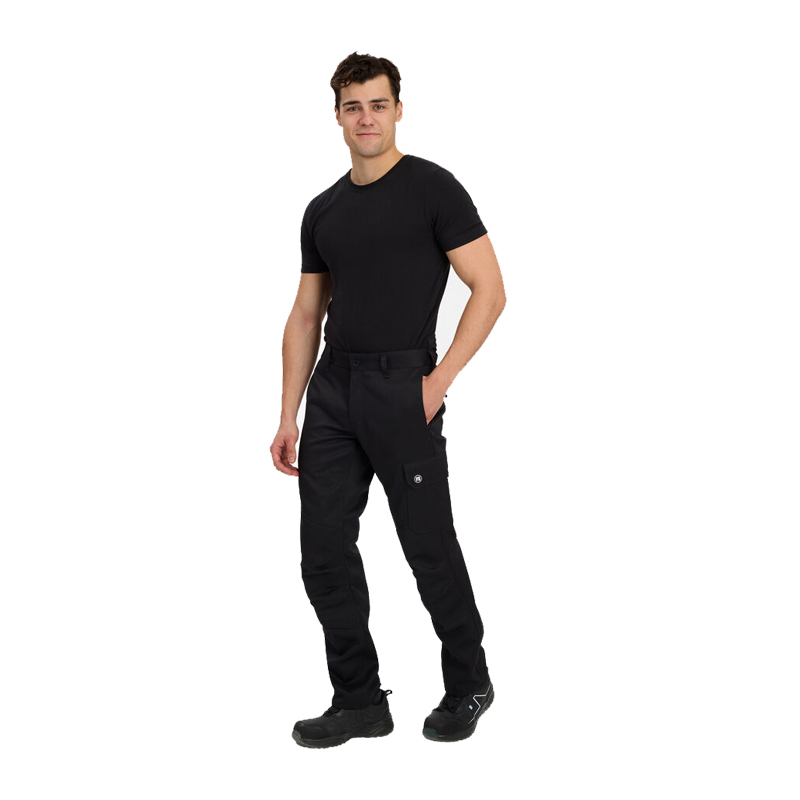 Model trägt schwarze Engel Herren-Arbeitshose mit Beintasche in Frontansicht, kombiniert mit schwarzem Shirt und Arbeitsschuhen