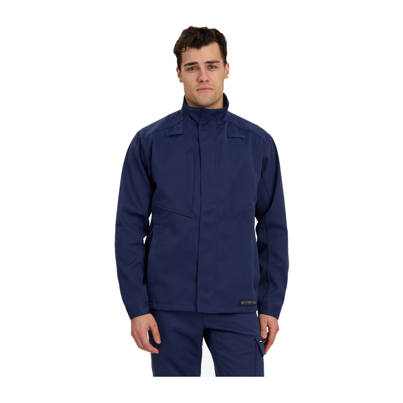 Männliches Model trägt eine navyblaue Engel Arbeitsjacke mit Stehkragen und verdeckter Front, frontal vor weißem Hintergrund.
