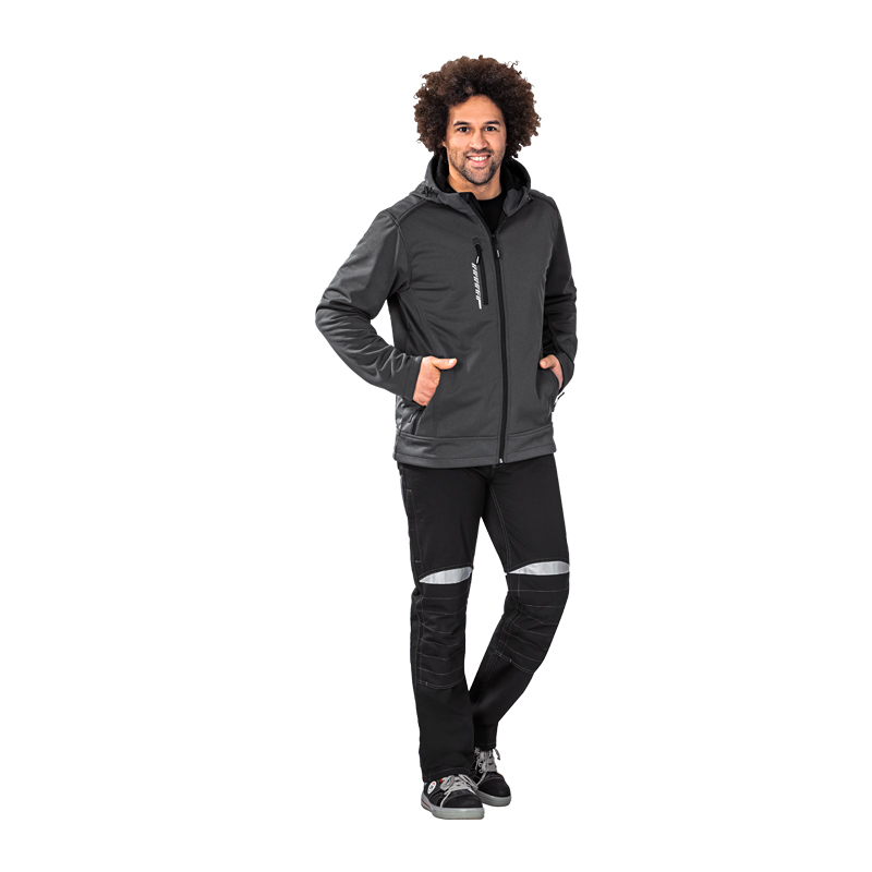 Model trägt die Planam Hawk Softshelljacke mit schwarzen Reflexbiesen in Grau, frontale Ansicht mit Kapuze und Reißverschlusstaschen.