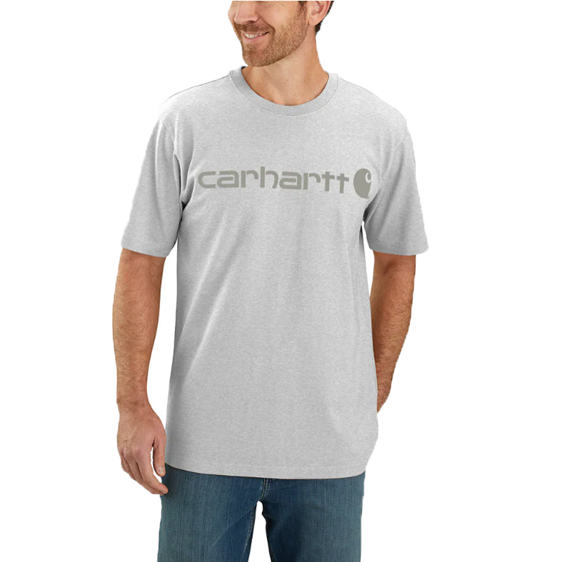 Herren trägt Carhartt 103361 Dearborn T-Shirt in Hellgrau mit großem Carhartt Logo-Print auf der Brust, Relaxed Fit
