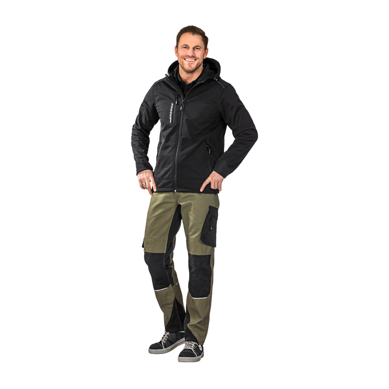Model trägt die Planam Hawk Softshelljacke mit schwarzen Reflexbiesen in Schwarz, eine funktionale Arbeitsjacke mit Kapuze von Planam.