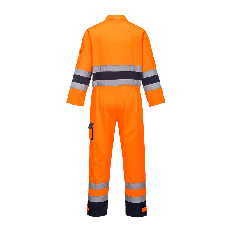 Rückansicht eines PortWest Warnschutz-Overalls in Orange mit silbernen Reflexstreifen an Armen, Taille und Beinen