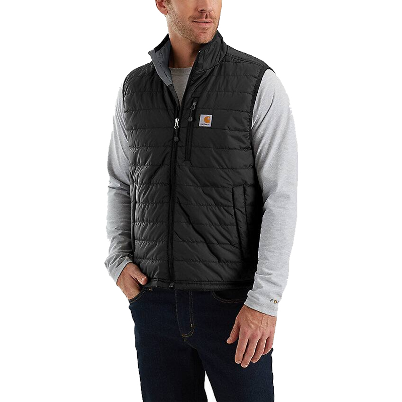 Herren trägt die schwarze Carhartt 102286 Gilliam Stepp Weste aus leichtem Gewebe im Relaxed Fit mit Stehkragen und Reißverschluss